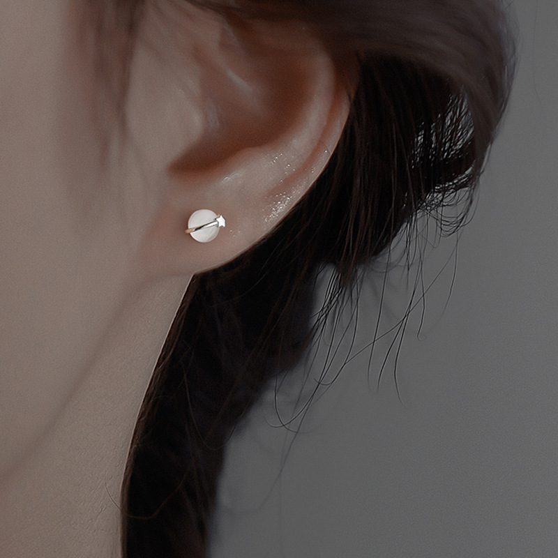 Pebbles Nepal Cute Acrylic Astronaut Earrings Female Niche Design Sense of Light Luxury Asymmetrical Opal Studs Earrings for Girls