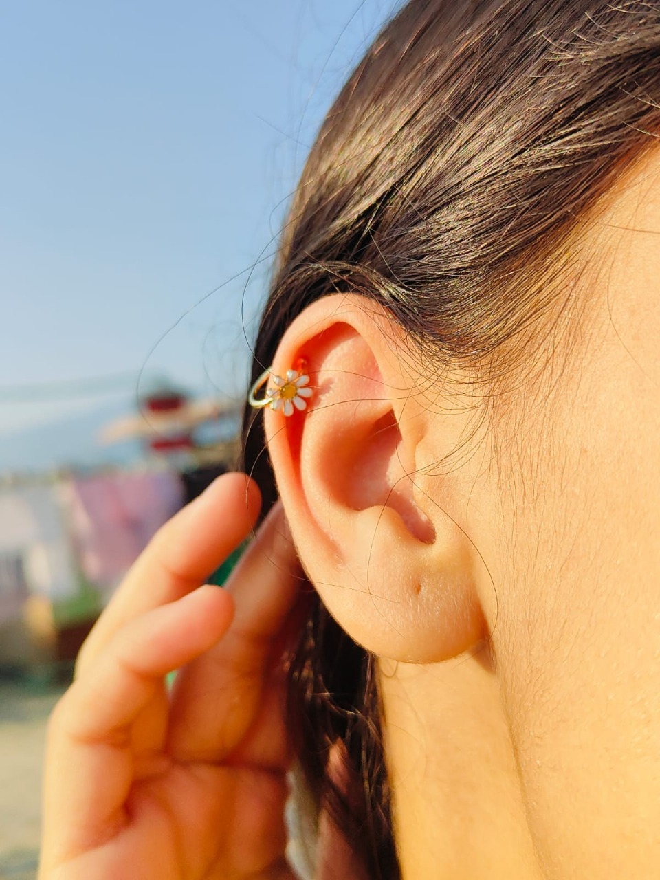 1 Piece Elegant White Flower Ear Cuff - Stunning and Chic Non-Pierced Ear Accessory for a Unique, Floral-Inspired Look
