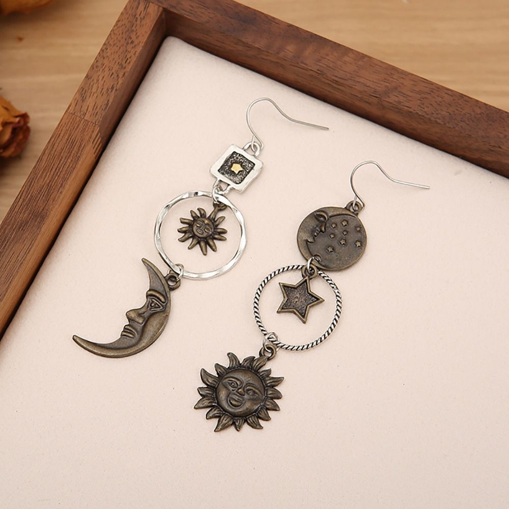 Creative Alloy Star&Moon Pendant Earrings Asymmetrical Ear Accessory Dangle Earrings Vintage Drop Earrings Party