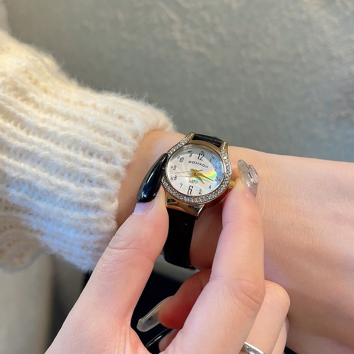【Unbeatable Deal】Rainbow Mother-of-Pearl Watch for Female and High School Students in Light luxury vintage high-end quartz watch