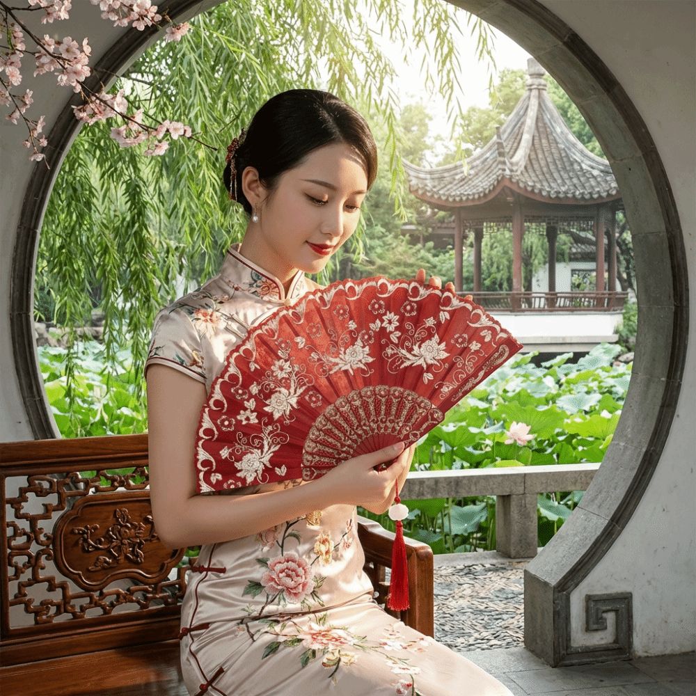 Portable Vintage Style Silk Hand Fan Floral Pattern Decorative Folding Fan Handmade with Tassel Handheld Fan Wedding Party