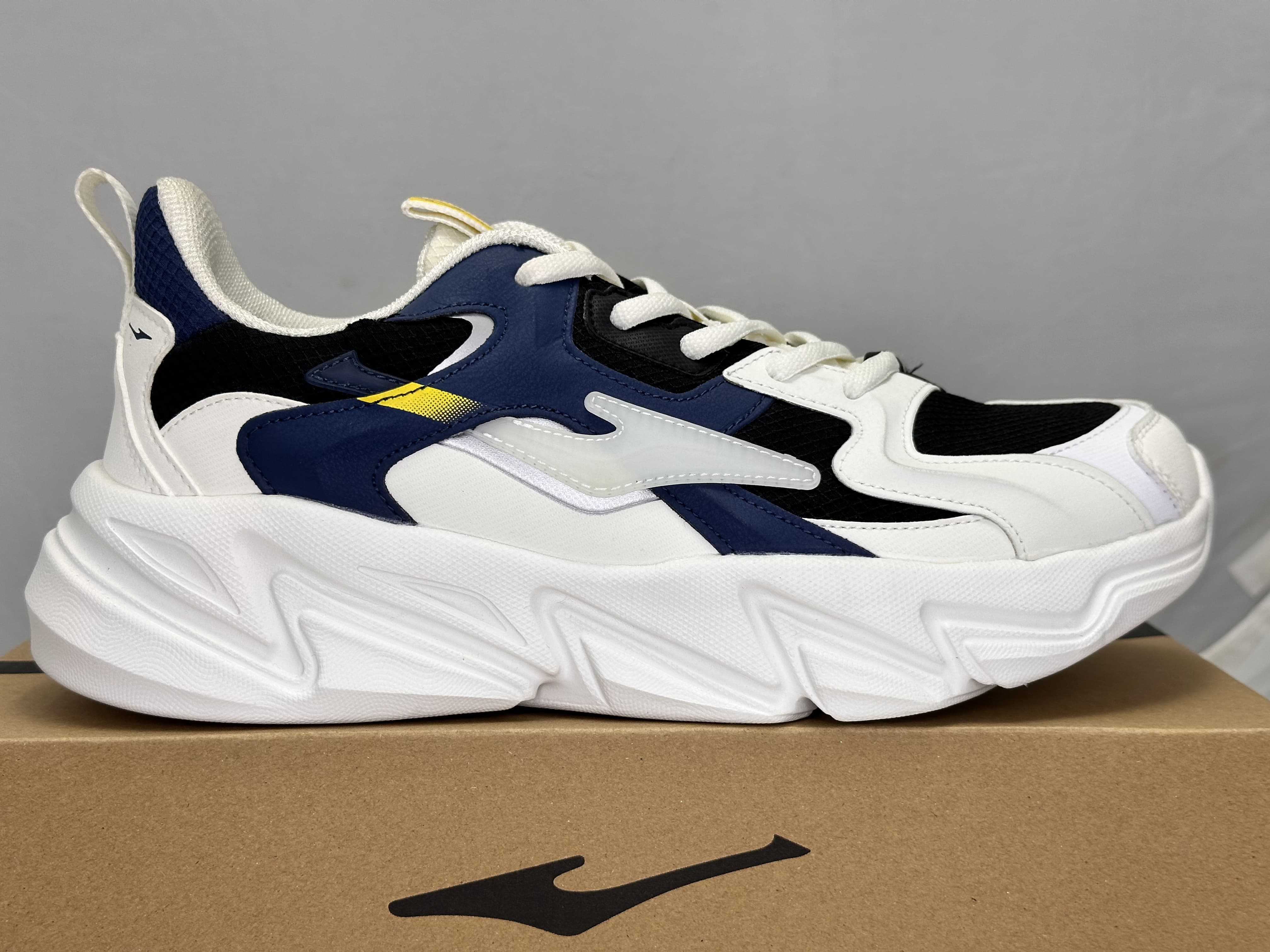 Erke Cream White/Black Trendy Cross Training Shoes For Men 11122114127-003
