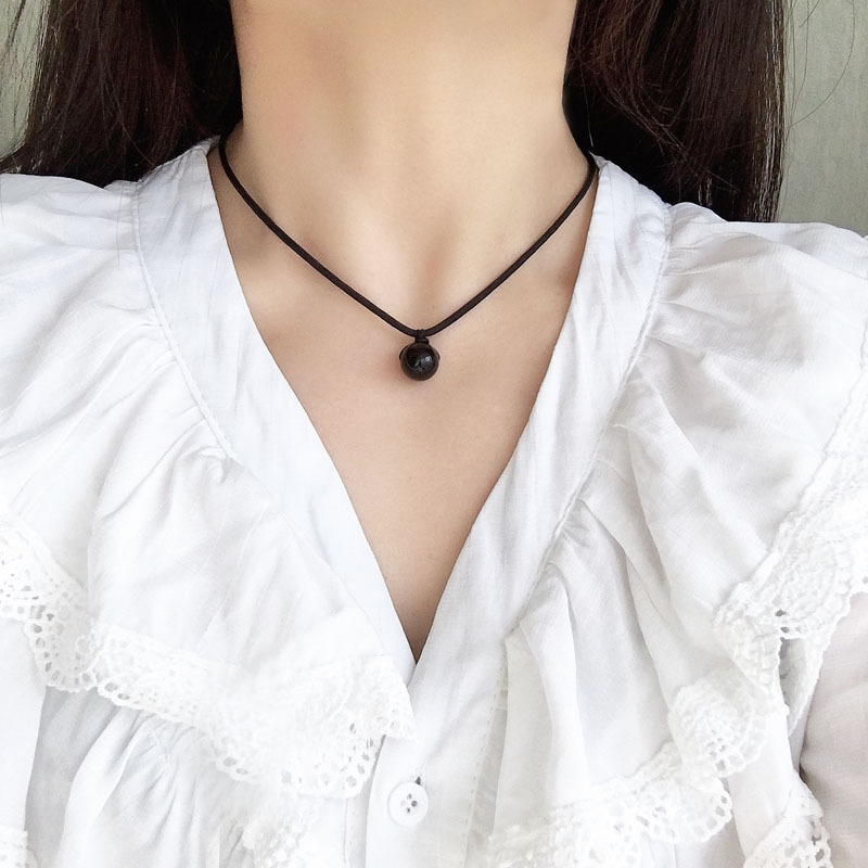 【Fresh designs】Obsidian Transfer Necklace Strawberry Crystal Clavicle Chain for Women and Men 2021 New Summer Black Crystal Pendant Neck