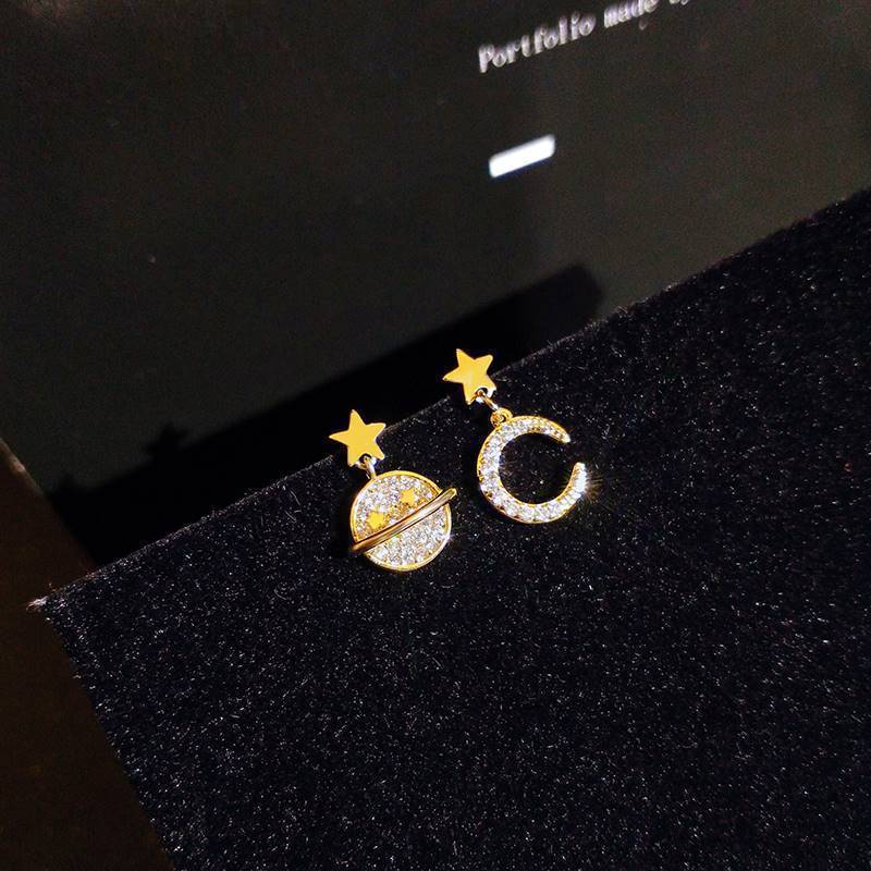 【Innovative Asymmetrical Star Moon Earrings 2023 New Fashionable Small Fairy Style Women's Elegant Diamond Earrings