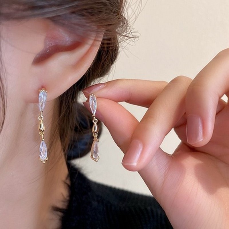 1 Pcs Stylish Clip-On Slim Diamond Earrings, Trendy Clip-On Dangle Earrings, Elegant Clear Crystal Dangle and Drop Earrings, Comfortable Coil Back (Best Gift)