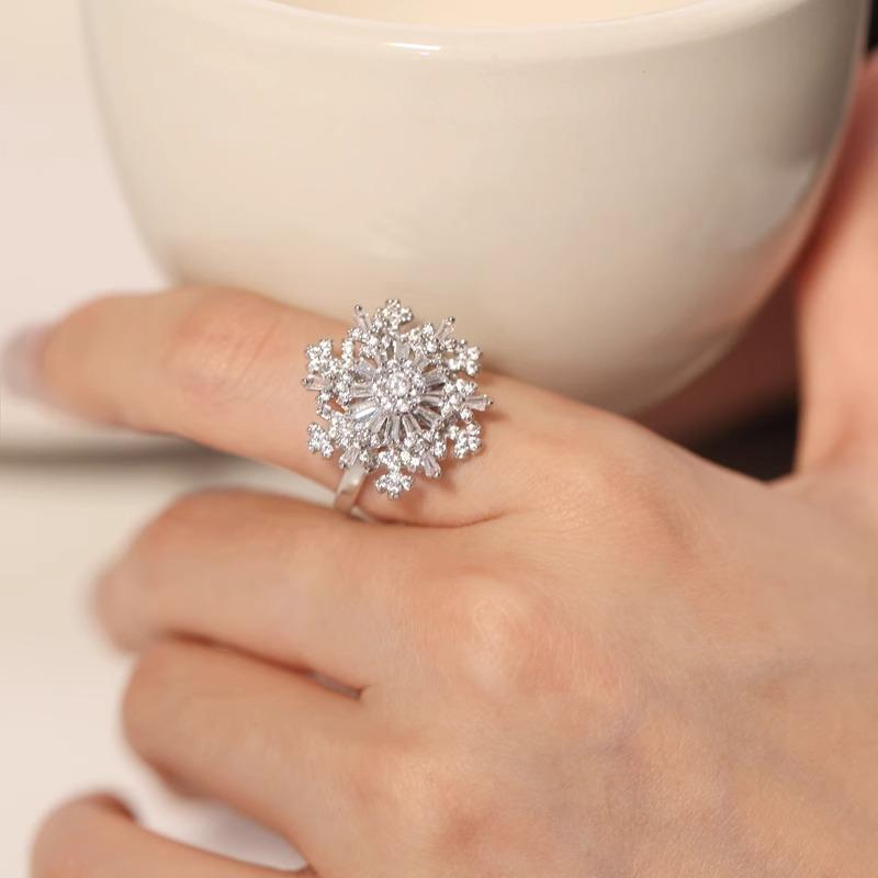 【Top Picks】Straight hair rotating snowflake ring women 2024 new light luxury crystal fashion food finger ring