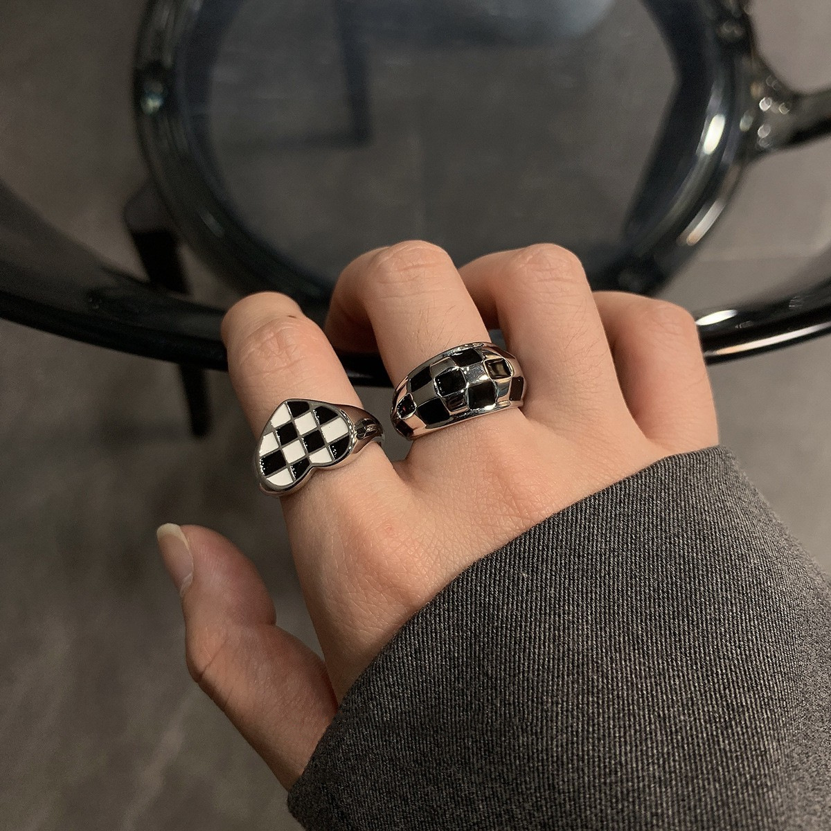 【Mega Sale】Korean Style Silver Distinctive Black and White Plaid Ring Women's Retro Fashion Elegant Chessboard Food Ring