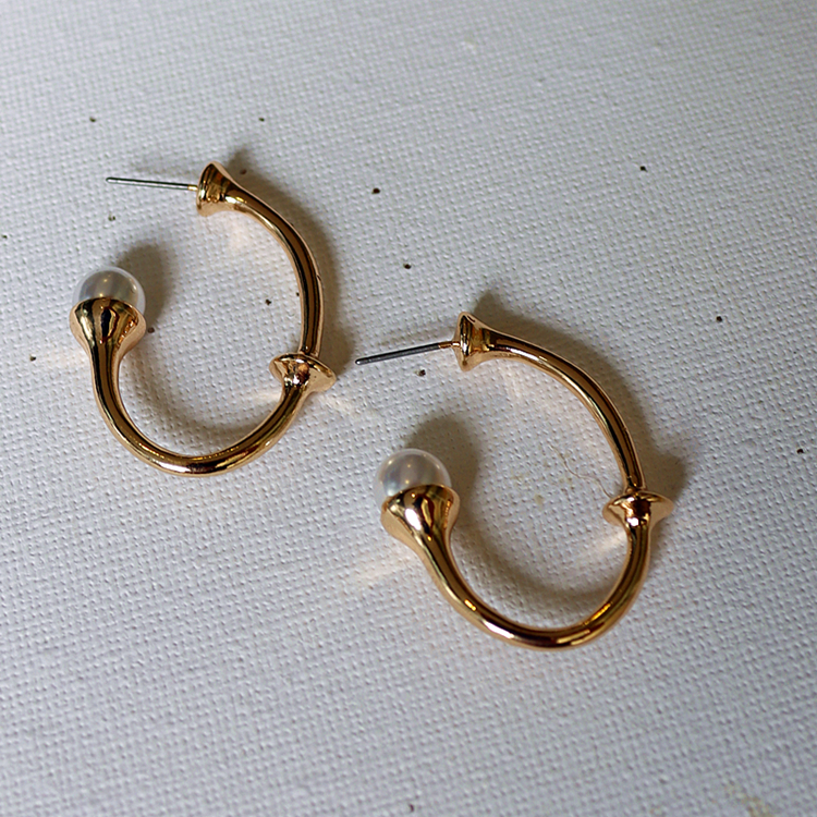 【Happy LifeStore】HUANZHI 2023 New Hyperbole Glossy Golden Metal Straw Pearls Personality Hands Big C Hoop Earring