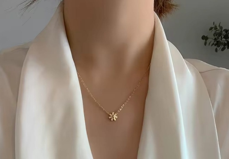Luxury Flower Pendant Necklace for Women - Elegant Floral Fashion Jewelry with Romantic Design, Stylish Chain Necklace for Women