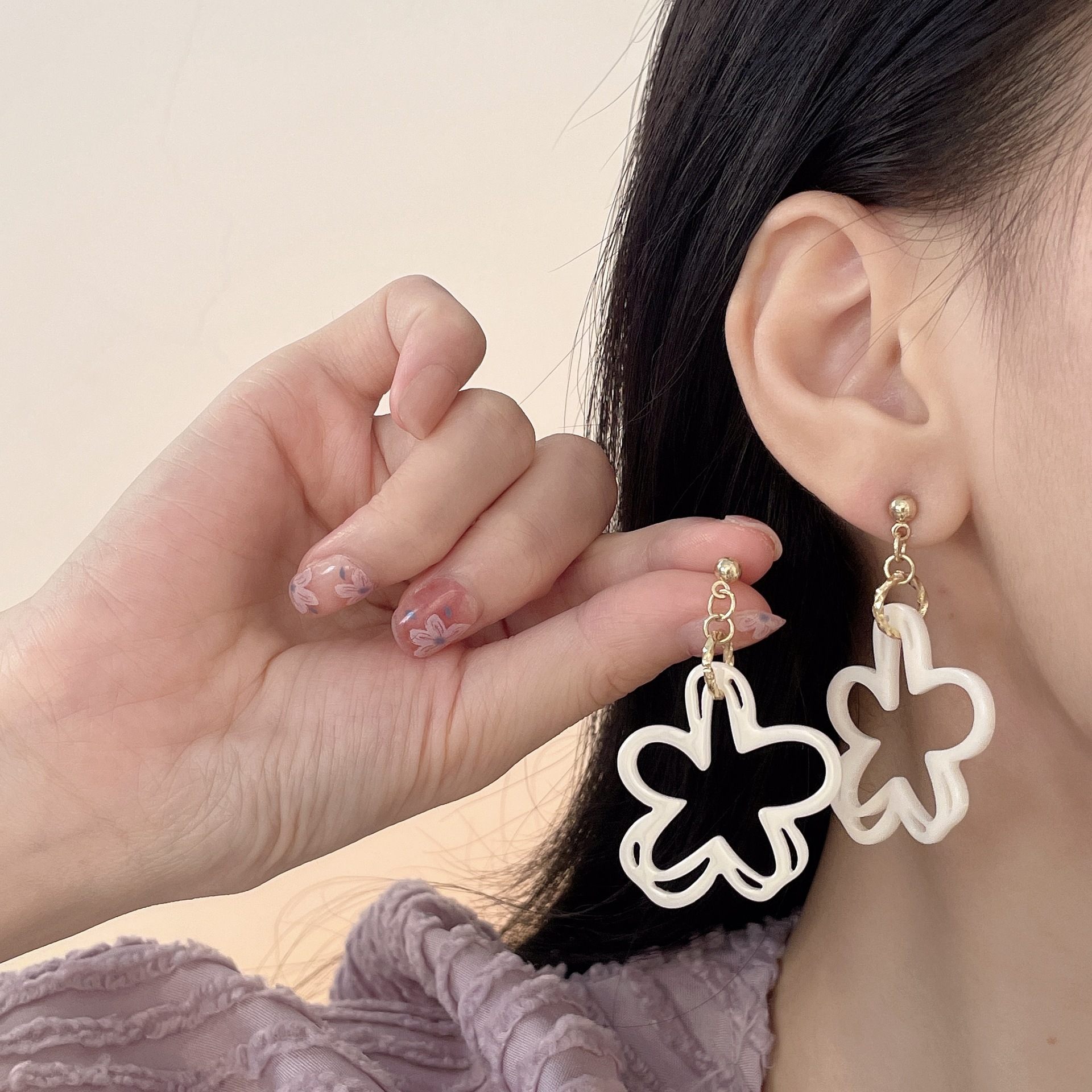 【Top-notch quality】Silver Needle Hollow White Earrings 2022 New Summer Temperament Exaggerated Earrings All-match Earrings for