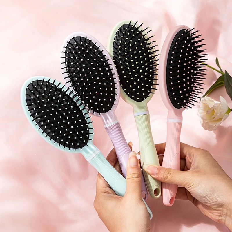 Detangling Hair Brush - For wet and dry hair - Ideal for all hair types - Features flexible bristles