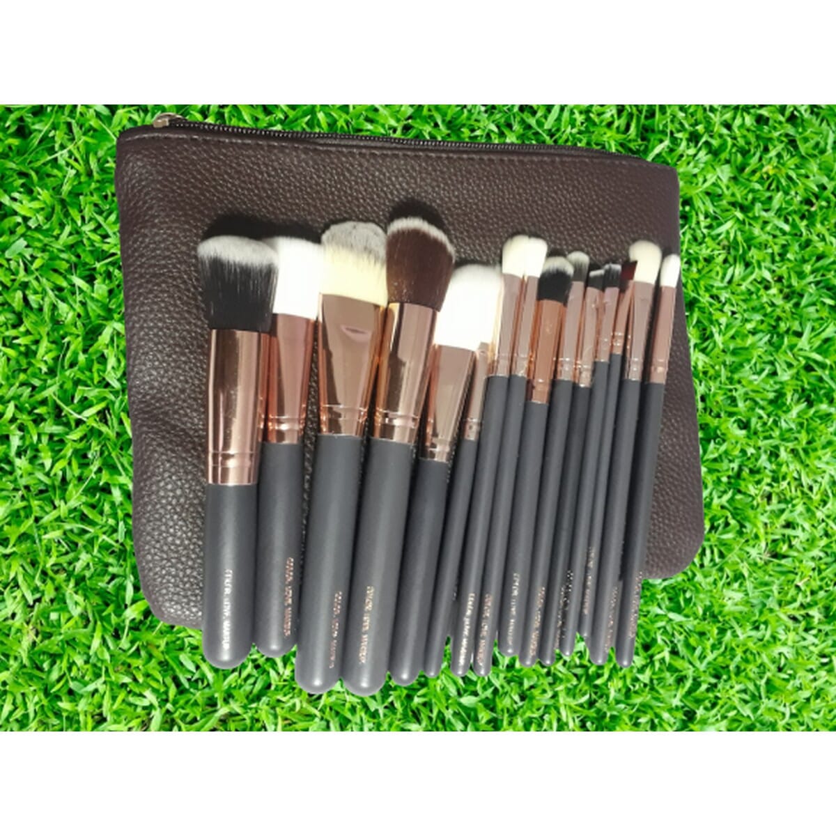 Makeup Brush Set Of 15 Pieces - Black And Golden
