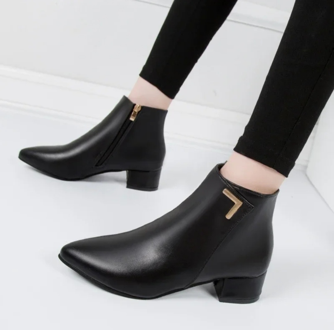2024 New Autumn and Winter New Thick Heel Pointed Toe Boots Short Boots Fashion Stitching Suede Gentle Slim Boots Women Q333