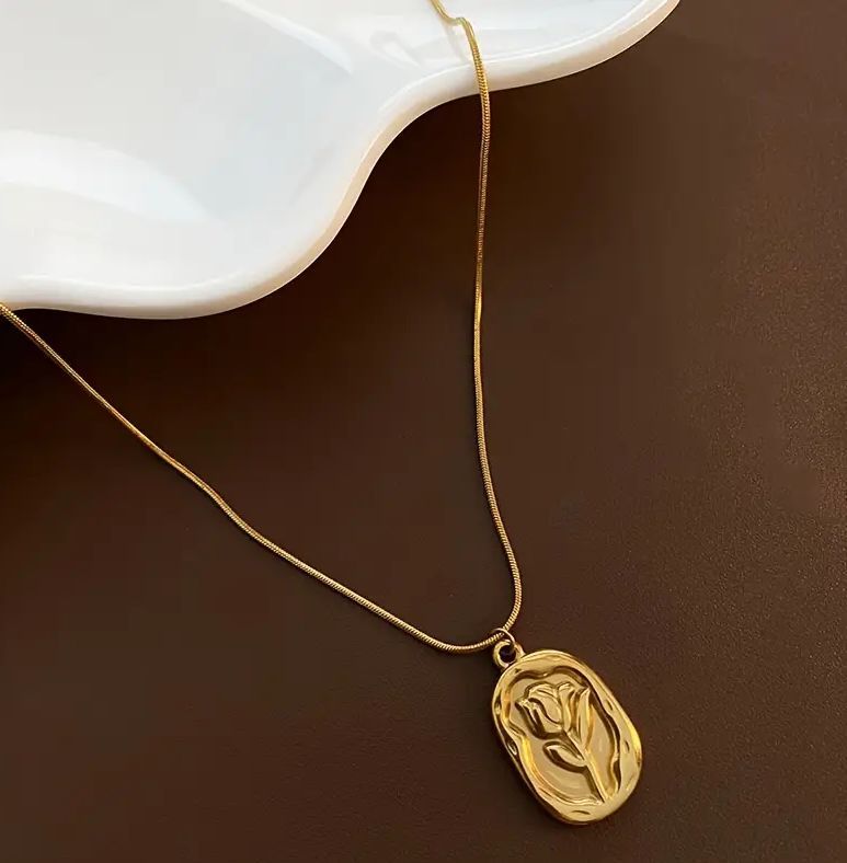 Masala Beads New Gold Vintage Flower Carved Necklace Stainless Steel Pendant Fashionable Women's Jewelry Elegant Necklaces Accessories Pendants Gifts