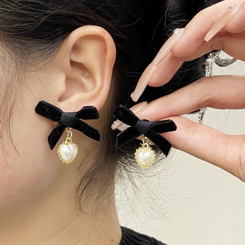 【New Arrivals】Vintage Fragrant Style Earrings ~ Black Ribbon Velvet Bow Earrings Female Elegant French Peach Heart Pearl Earrings