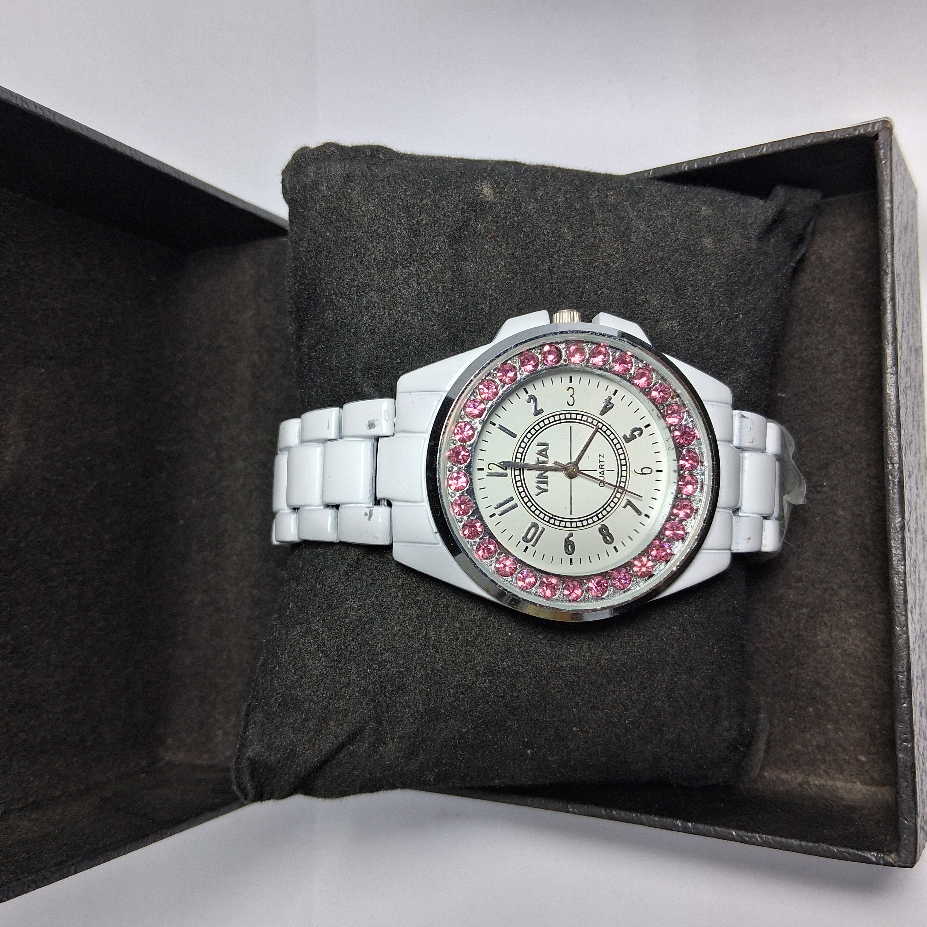 Ceramic Material Silver Color White Dial Round Shape Watch For Women