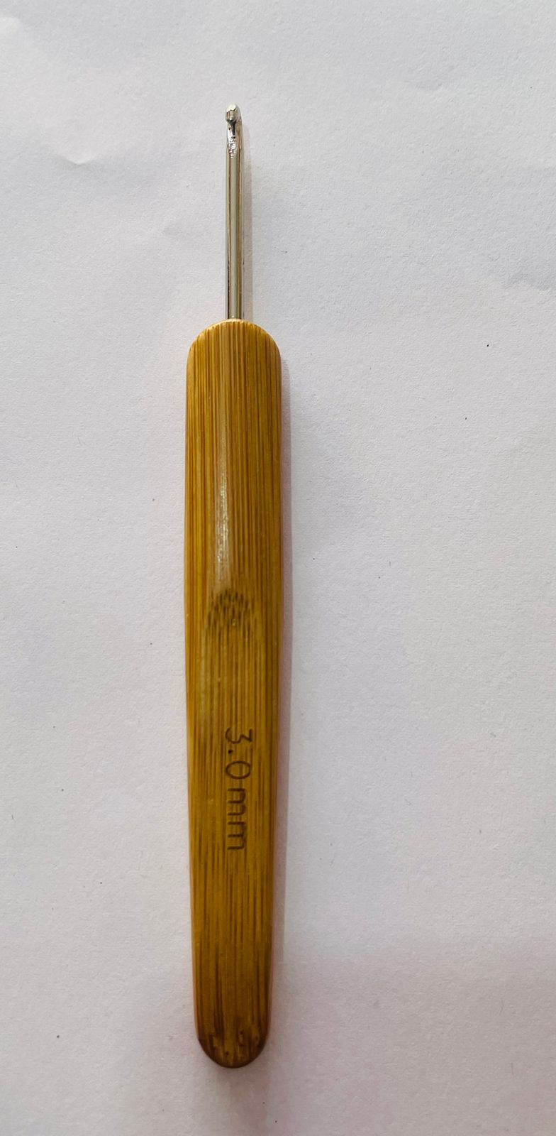 1 pcs Crochet Hooks Ergonomic Crochet Needles Bamboo Wooden Handle Small Size Crochet Hook (3.0 mm) Knit Weave Yarn Craft DIY Sewing Tools for Fine Work,