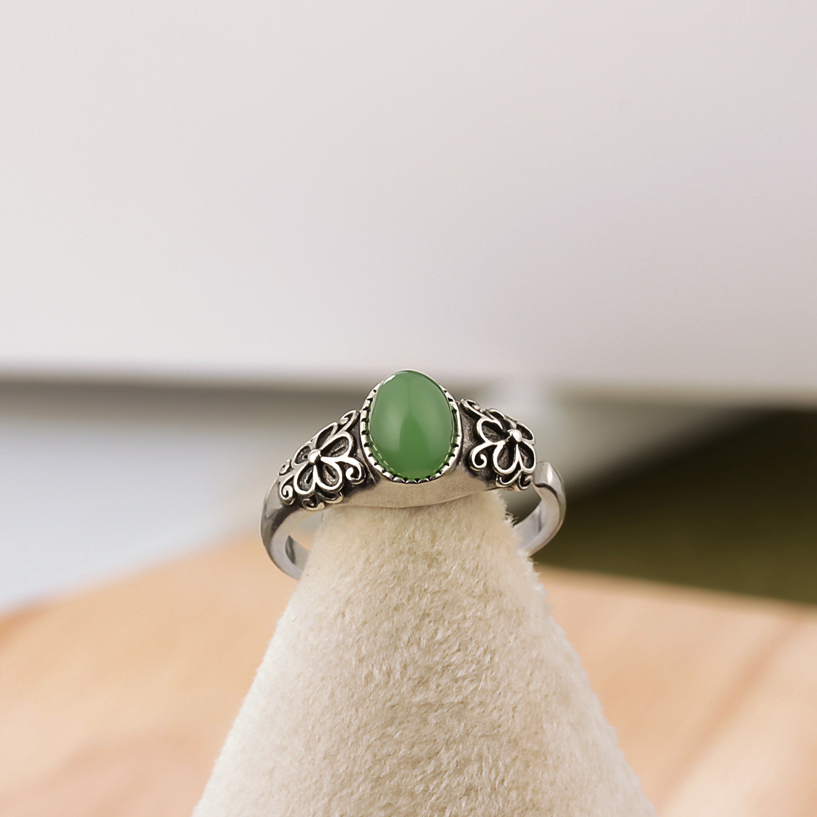New Chinese Style Spinach Green Plum Blossom Ring Women's Old-fashioned Vintage Dressed Niche Design Live Mouth Index Finger Ring