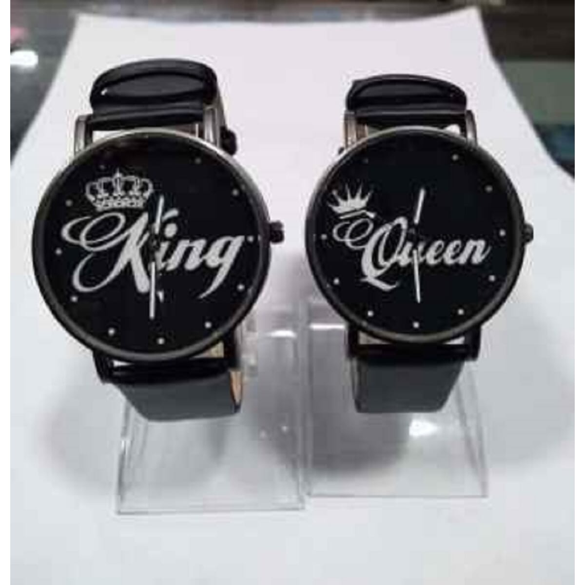 Analog Dial Shape: Round Dial Color: White / bround Lightweight Suitable For Men and Women