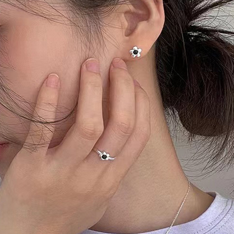【New Arrivals】Ins Style Black Zircon Mini Flower Earrings Women's Simple Elegant Ear Jewelry New Earrings Ring