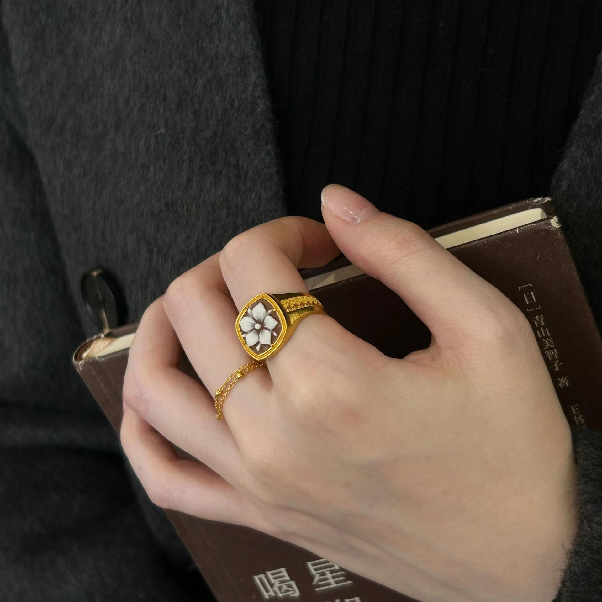 Xiaohongshu old money style gardenia ring 2025 new medieval style carved small white flower vintage ring girl