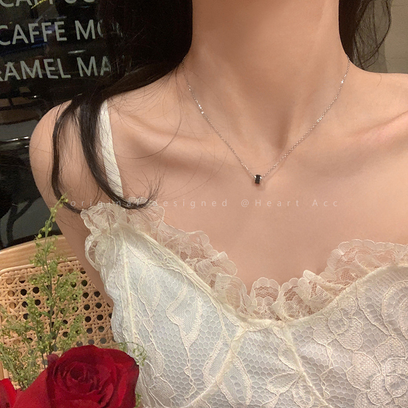 【Good sharing!】Black Small Waist Necklace Women's Light Luxury Niche Elegant Neck Chain 2024 New Style Clavicle Chain