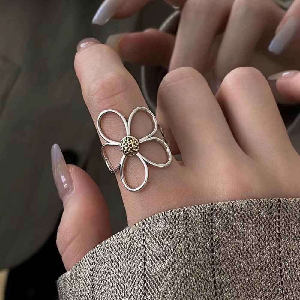 New Exaggerated Daisy Flower Ring Hollow Out Design Retro Elegant Open Rings Jewelry Accessories Adjustable Ring For Women Gift
