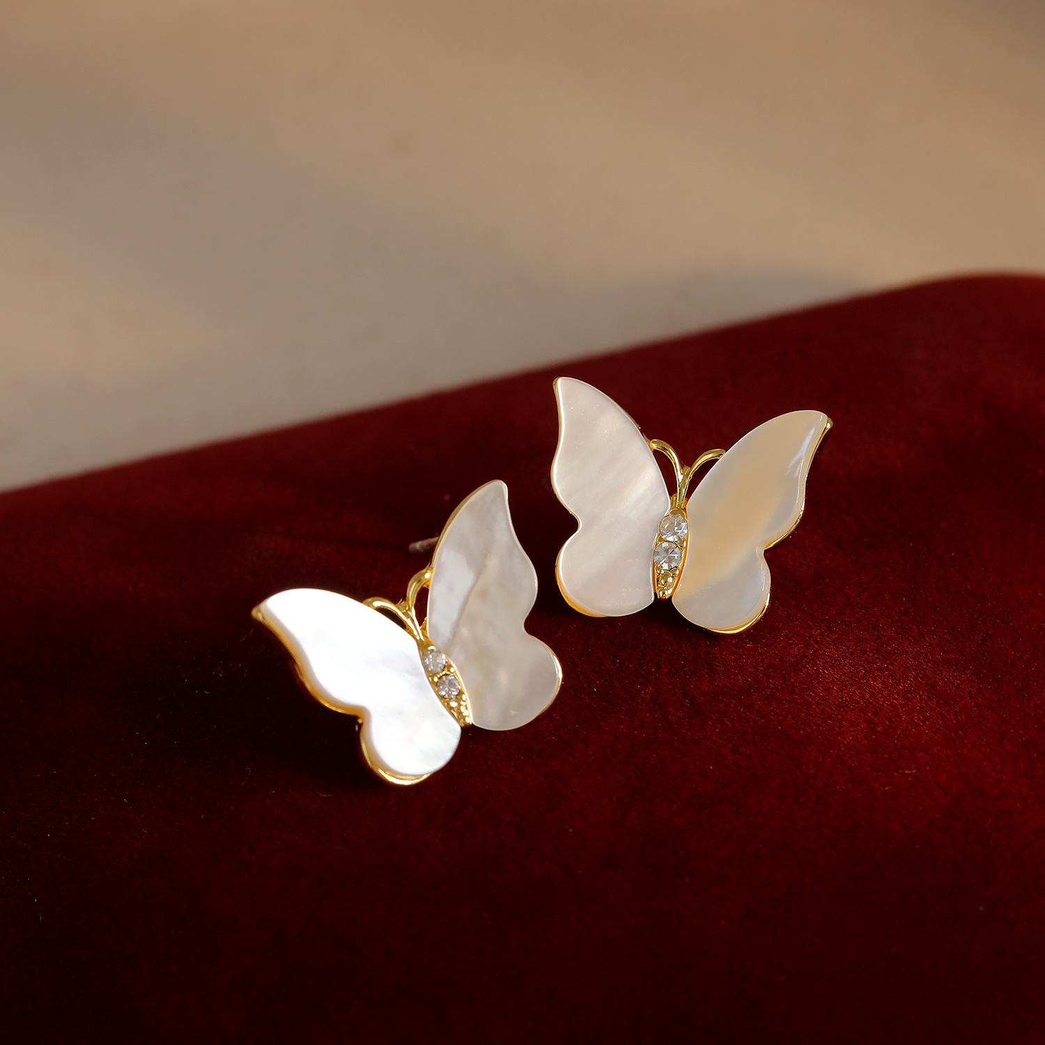 【Special offer】White Fritillary Butterfly Earrings Female Niche Design Entry Luxury Shell Elegant Simple Earrings Ear 925 Silver Needle Jewelry