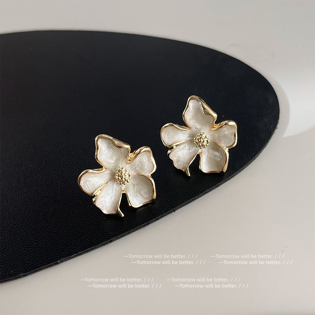 Elegant Gold-Plated White Flower Stud Earrings - Chic Aesthetic Floral Jewelry for Women, Soft Petal Design with Luxury Finish