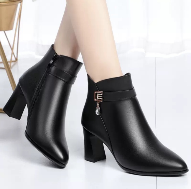 Fashion Ankle Boots Women's Black Pointed Toe High Heels Autumn and Winter Chunky Heels Rhinestone Leather Boots Bota Feminina