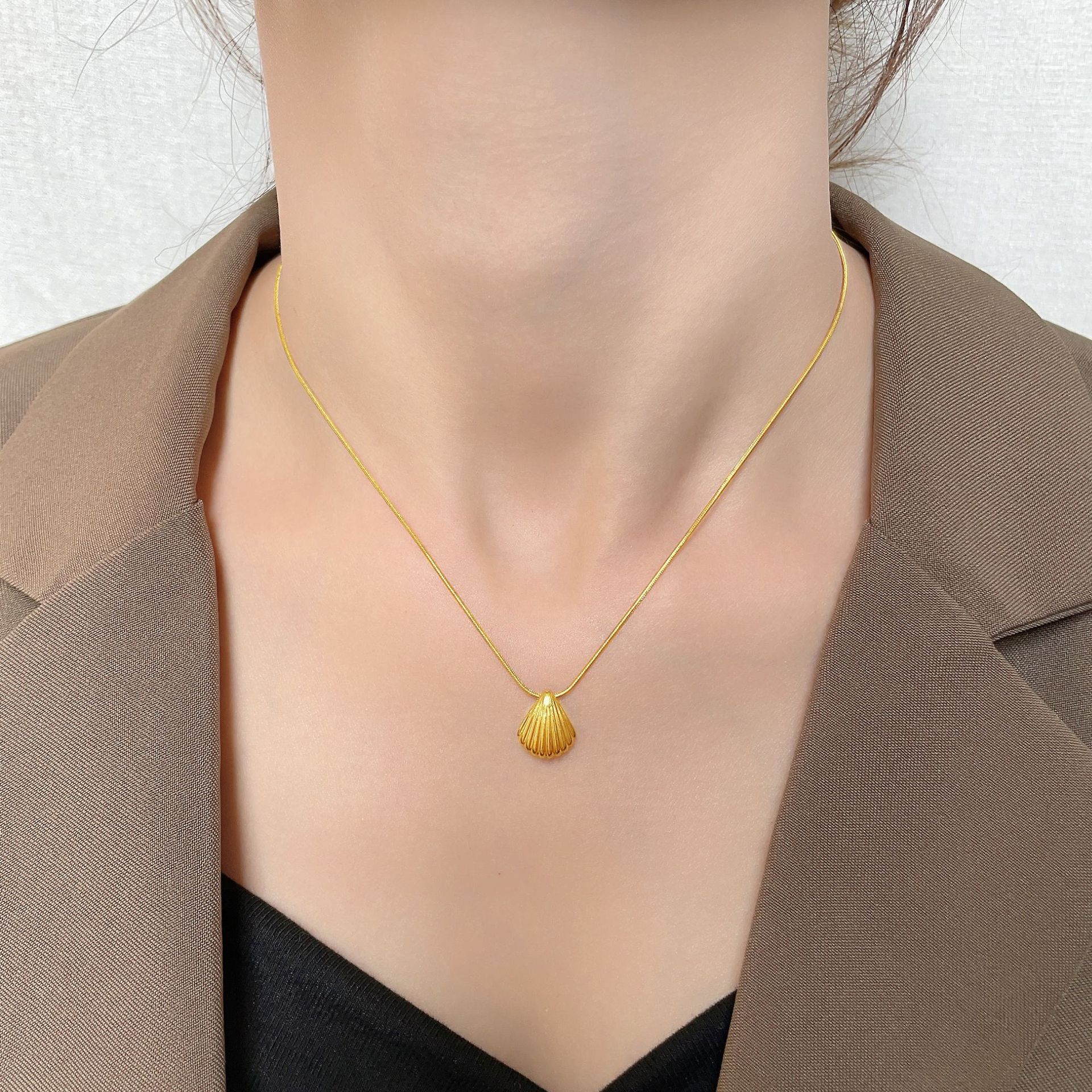 【Fresh 2023 New Small Scallop Titanium Steel Plated 18k Gold Entry Luxury Striped Fan Shell Textured Necklace Women