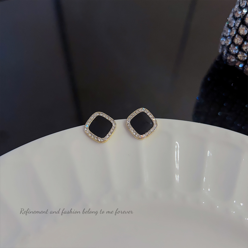 【Good sharing!】New Black Oil Dropping Square Earrings Autumn and Winter High-end All-match Earrings Niche Design Exquisite Earrings for Women