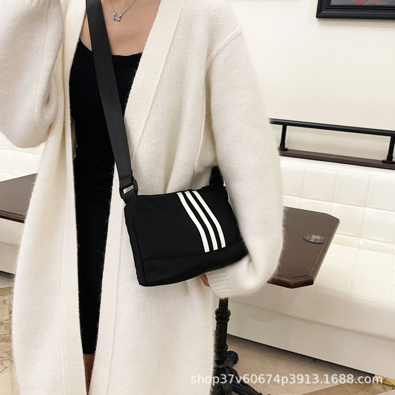 Lightweight Simple Crossbody Bag New Hot Sale Trendy Casual Portable Handbag Three Horizontal Stripes Fashion Shoulder Bag Women's Bag Men's Bag