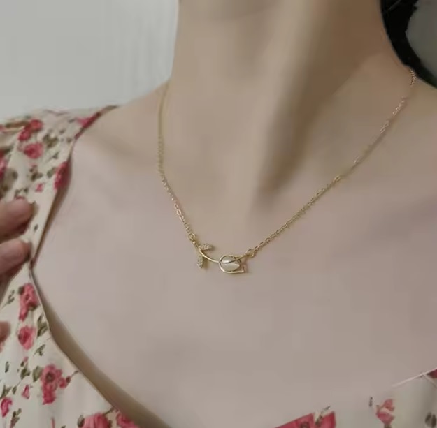 1 Pcs Cute & Elegant Style Tulip Necklace With White Spark & Shine - Unique, Simple & Elegant Tulip Necklace For Casual, Professional & Party Wear For Women, Teens & Girls
