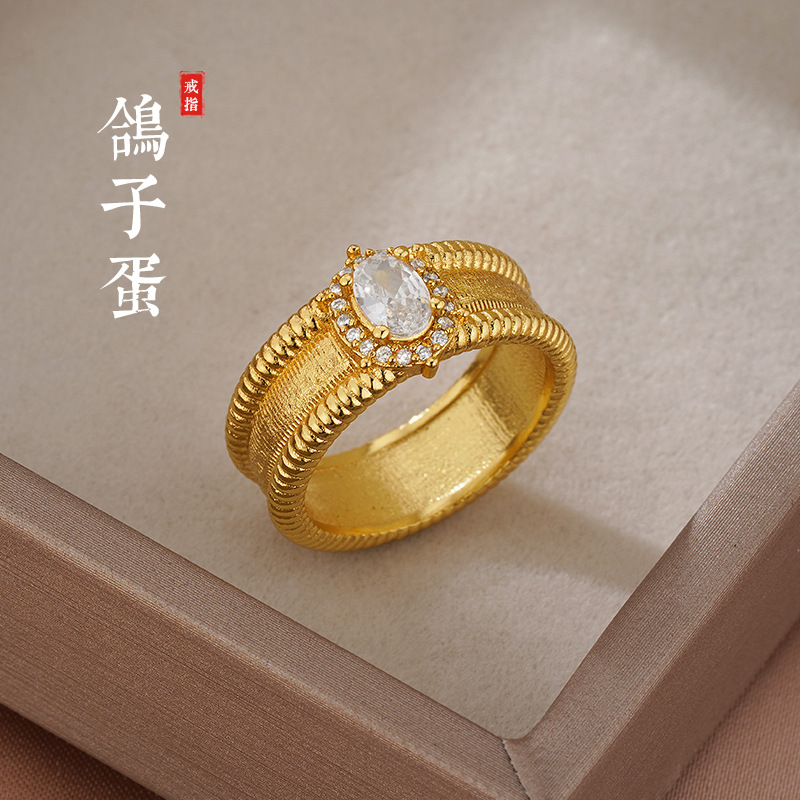 The new yellow gold full circle zircon pigeon egg ring is light and luxurious, exquisite and has a brushed index finger ring with a mid-range texture
