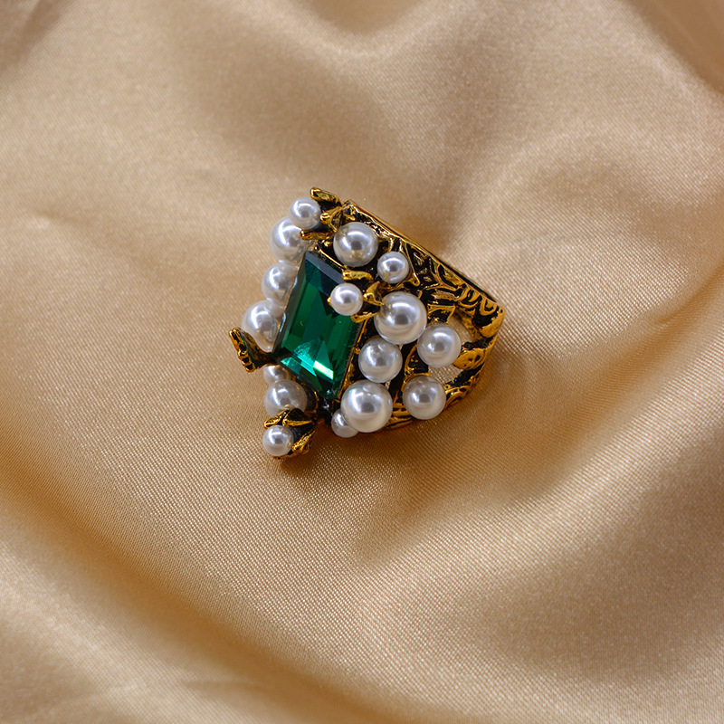 【Special offer】Trendy Retro Pearl Ring Women's Distinctive Distressed Set Elegant Emerald Gem Ring Ring