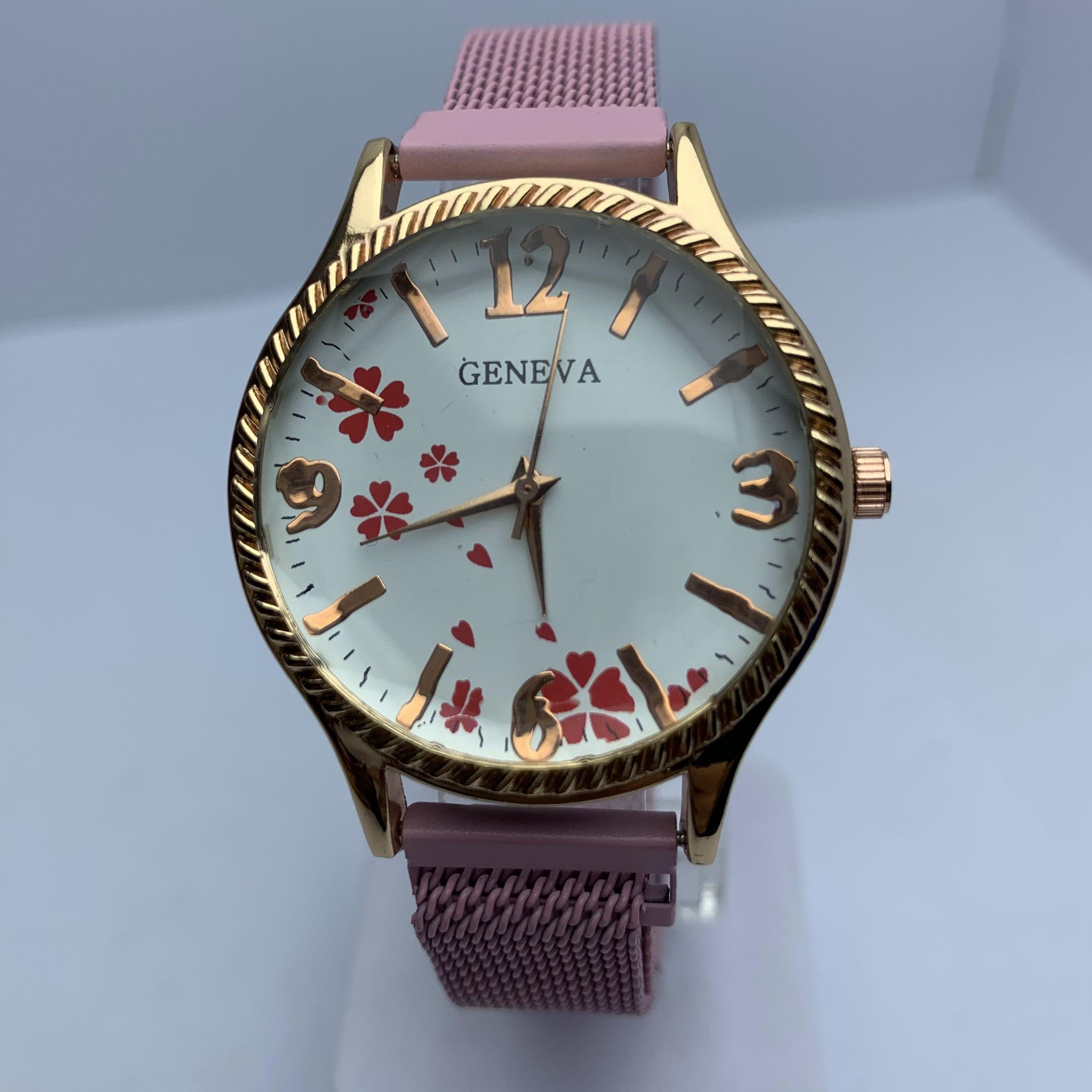 Luxury Design Fashionable Round Shape Magnetive Watch For Women