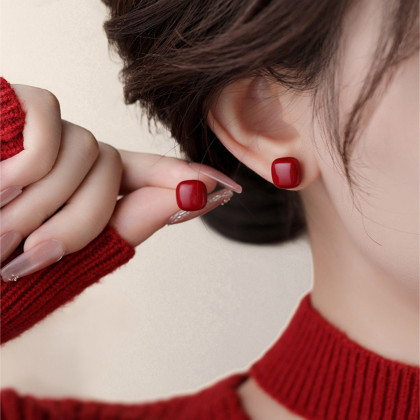 S925 silver needle encore red small sugar cube stud earrings women's 2025 new vintage earrings red earrings