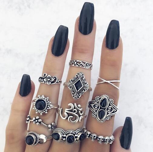 【New Arrivals】Bohemian Style Retro Women's Flower Ring 11 Piece Set Hollow Carved Black Gem Joint Ring New