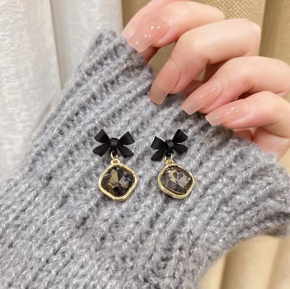 【Quality certifications】2025 New Black Paint Bow Square Diamond Women's Niche Design Fashion Earrings