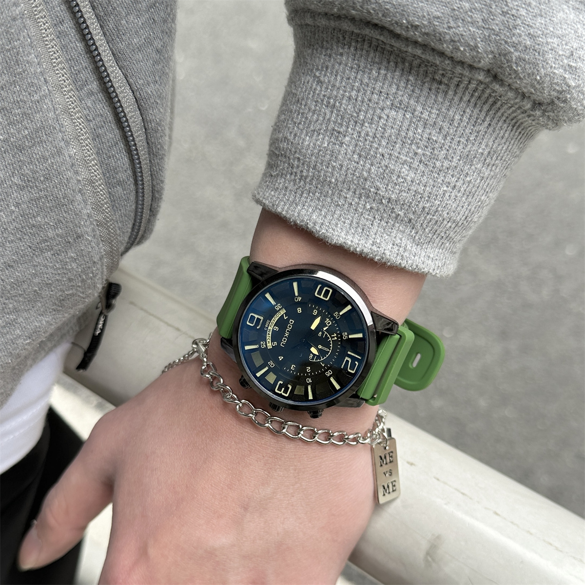 【New design】Dominant Black for Simple Design Middle and High School Teenagers, Street Style with Analog Hands