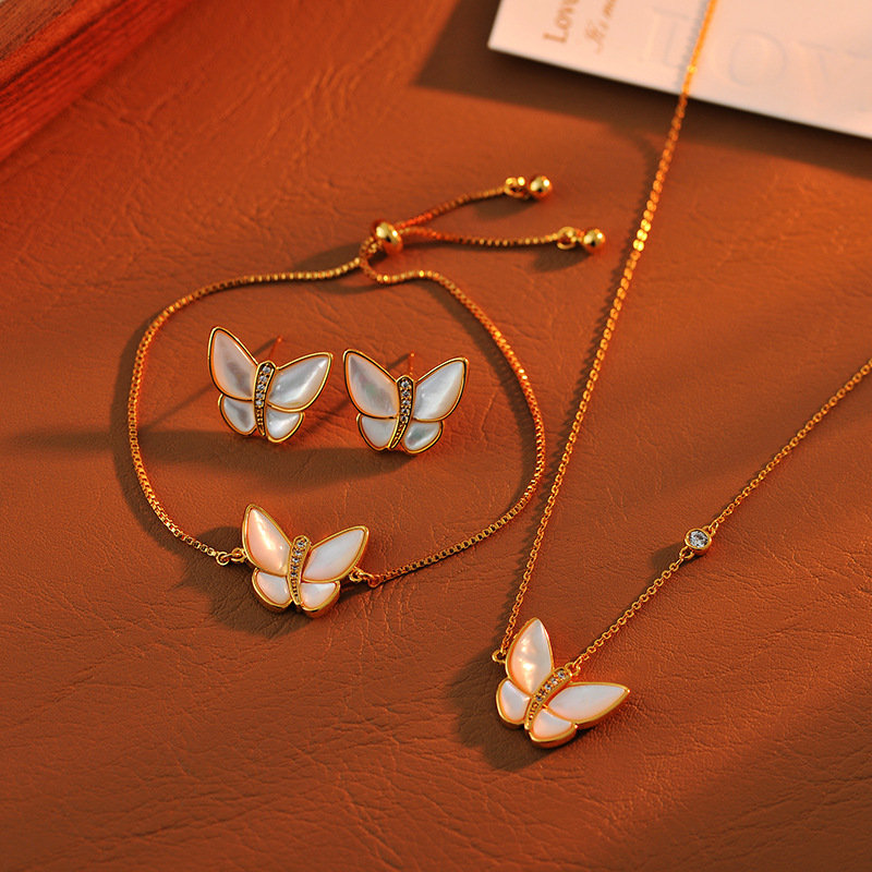 【Mega White Fritillaria Necklace Women's Autumn and Winter 2024 Entry Luxury Niche High-end Vintage Earrings suit