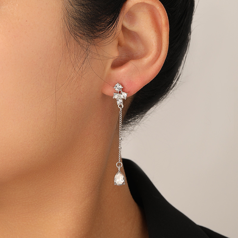 2025 New Fringe Women's Shiny Niche Design Earrings with Diamonds 925 Silver Needle Model