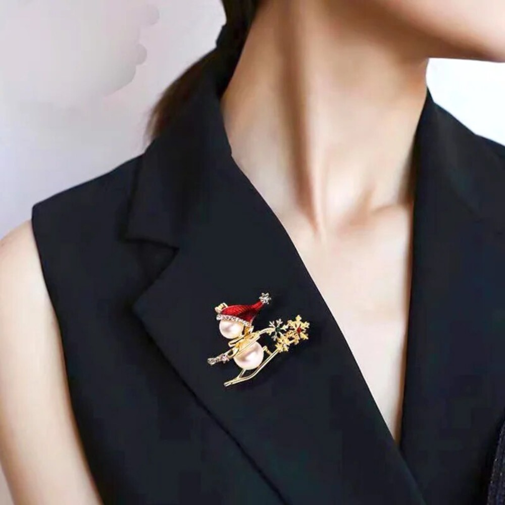 Cute Pearl Christmas Snowman Brooch Santa Claus Rhinestone Snowflake Christmas Pin Enamel Pins Deer Sweater Scarf Badge New Year Gift