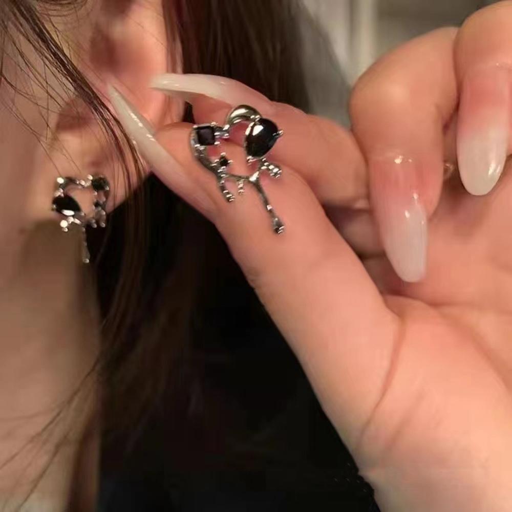 Black Goth Earrings Unique Vintage Alloy Heart Studs Metal Earrings for Women's Jewelry Night Out Fashionista Gift Costume