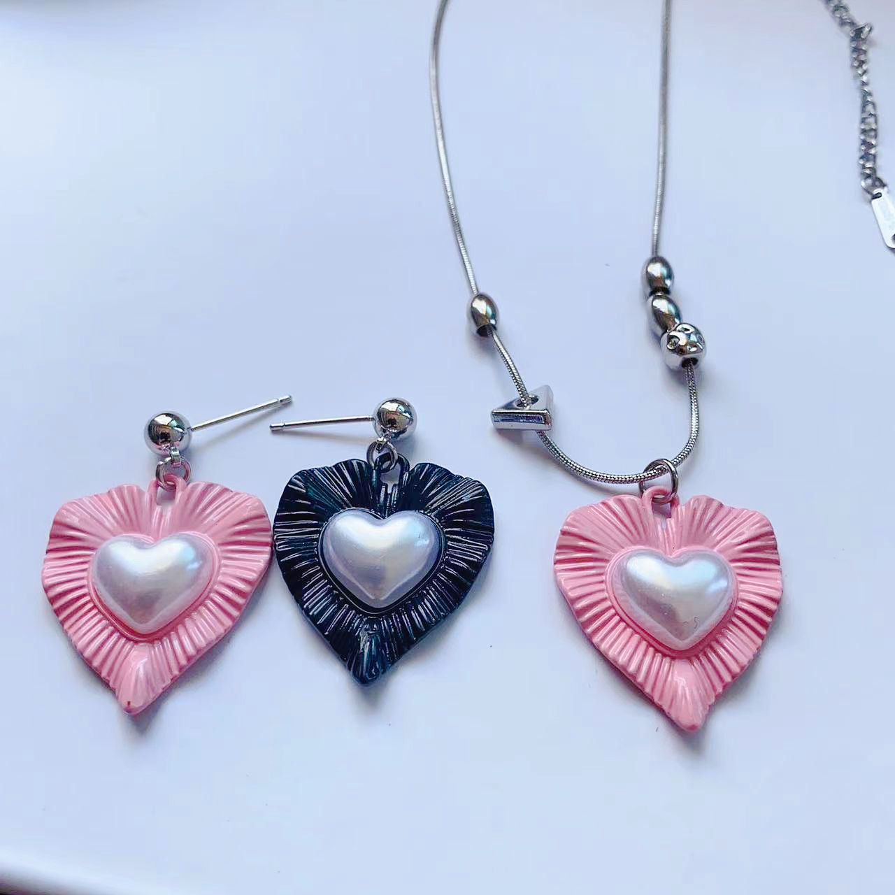 【Innovative designs】Striped Pink Love Pearl Pendant Necklace Niche Clackbone Chain Trendy Color Matching Love Accessories
