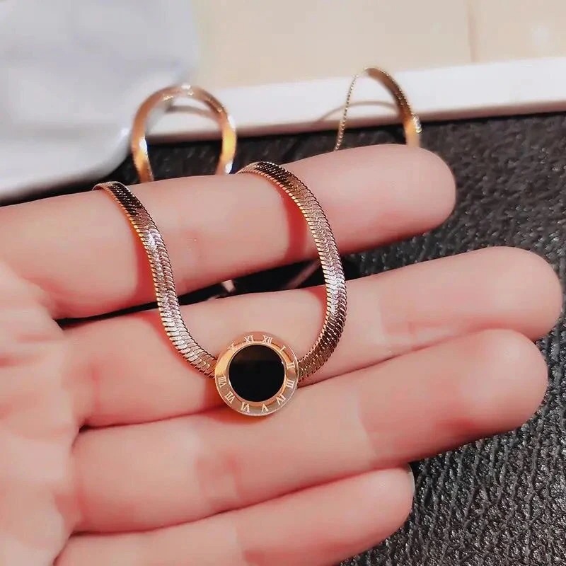 Stainless Steel New Fashion Upscale Jewelry Vintage Elegance Charms Snake Bone Chain Choker Necklaces Clavicle Chain With Round Dial Pendants For Women