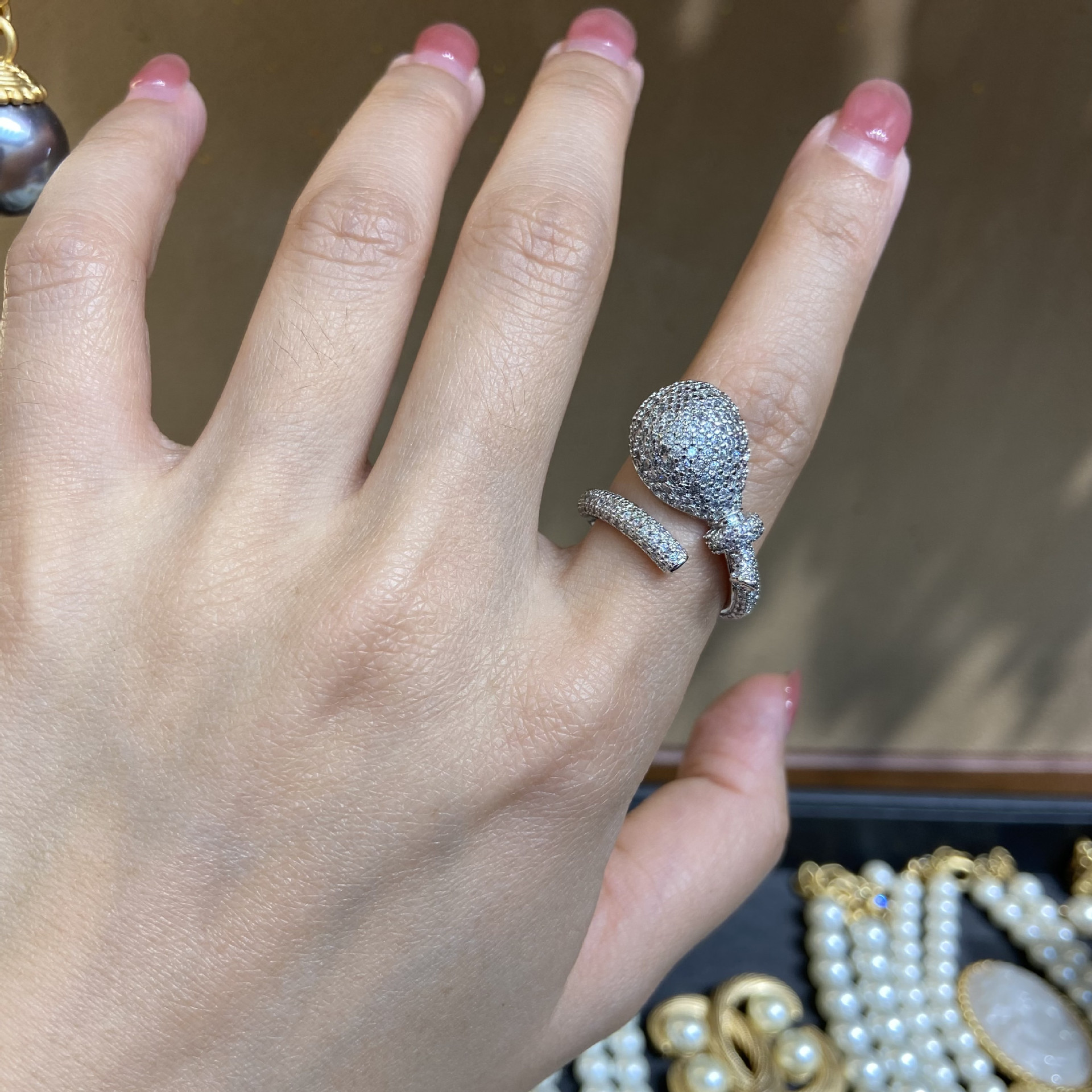 【Fashion-forward】French Retro Diamond Pine Cone Ring with Light Luxury High-end Chic Simple Elegant All-match Female Finger