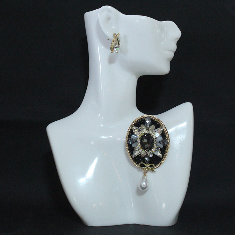 Retro Baroque trendy accessories, small fragrance, fashionable style, Japanese and Korean diamond studded pearl brooch, oval high-end decoration