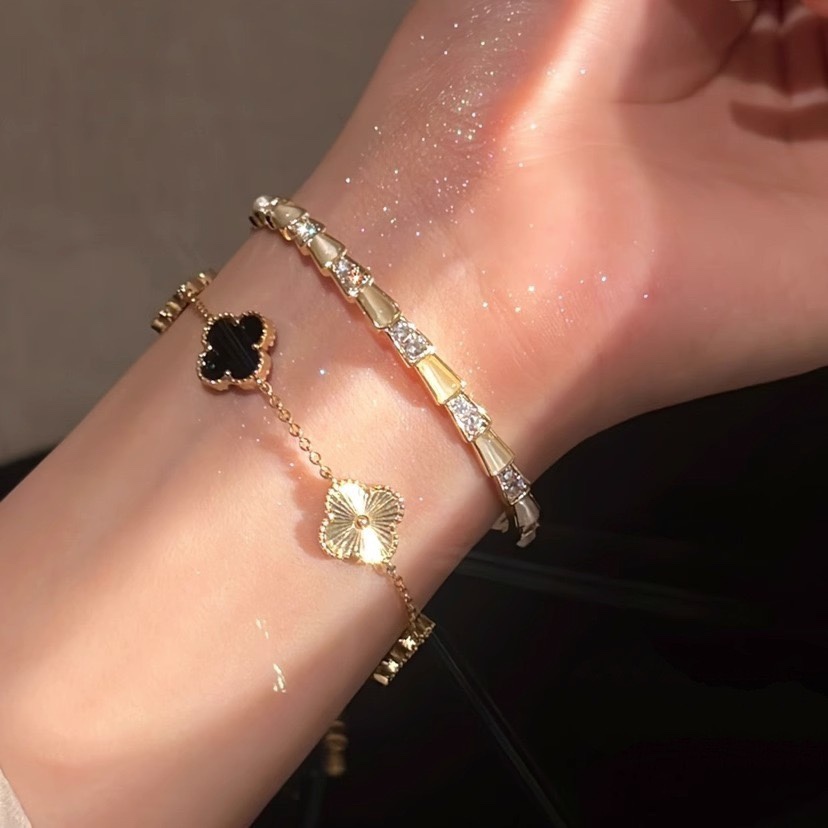 【New arrivals】Black Gold Clover Women's Light Luxury Niche Exquisite Fritillaria Flash Diamond Flower Bracelet High-end Sense New Style